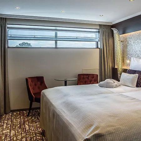 Baxter Hoare Hotelship - Oscar Hotel 4*
