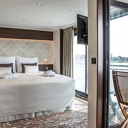 Baxter Hoare Hotelship - Oscar Hotel 4*